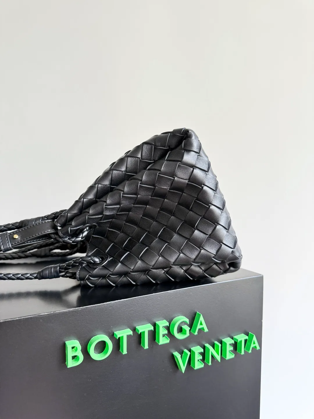 Batch 2060 BOTTEGA VENETA 2025 Autumn New Product Medium Parachuta The long-awaited new medium parachuta is here, with a unique appearance and iconic metal knots, and a whole piece of leather folds the four corners into a parachute shape! The exquisite Knot metal buckle is like putting jewelry on a bag. It is high-end and elegant. Its super capacity can hold all your things! The overall effect of this bag is very different from before. It is neither too delicate to provide a large capacity nor too bulky because of its practicality. It simply provides a perfectly suitable bag for casual and simple people👜 Style number: 835921 Size: 29.5*18.5*17.5cm